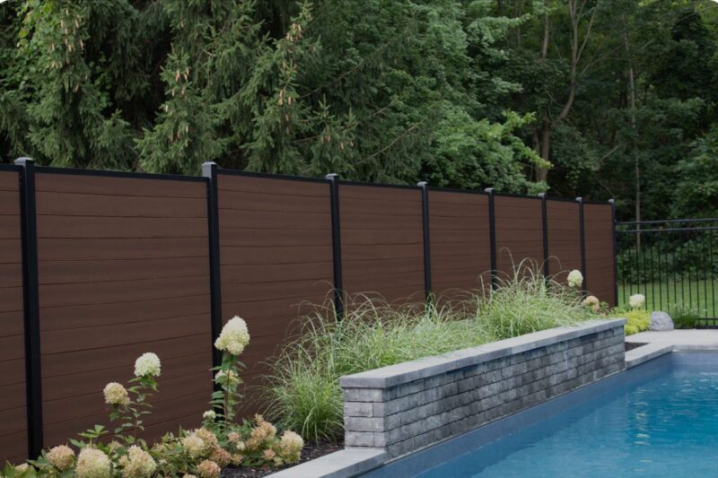 The finishing touch of the courtyard: a column separates to wake up the sleeping garden